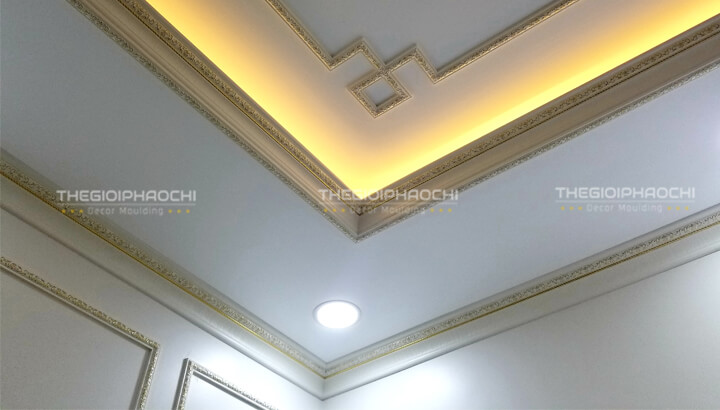 thi công mối nối phào chỉ trần nhựa nhũ vàng